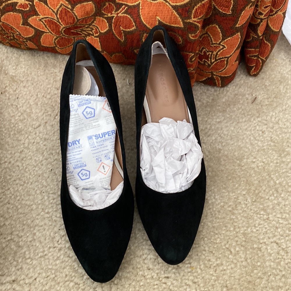 NWT Aerosoles Bette Black Suede Pumps